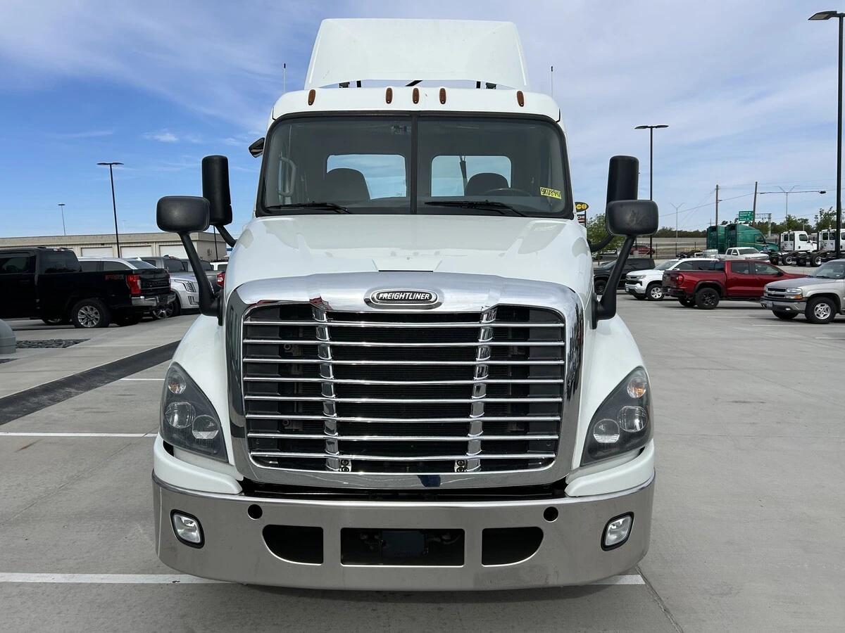 2019 Freightliner Cascadia — photo 2