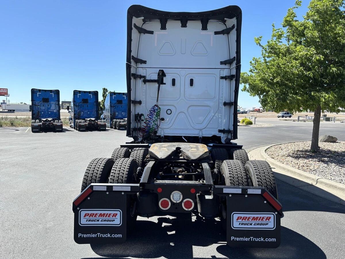 2025 Freightliner Cascadia — photo 7