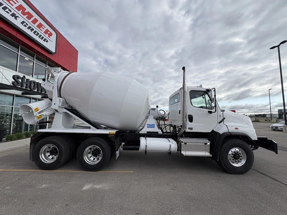 2027 Freightliner 114SD — photo 4