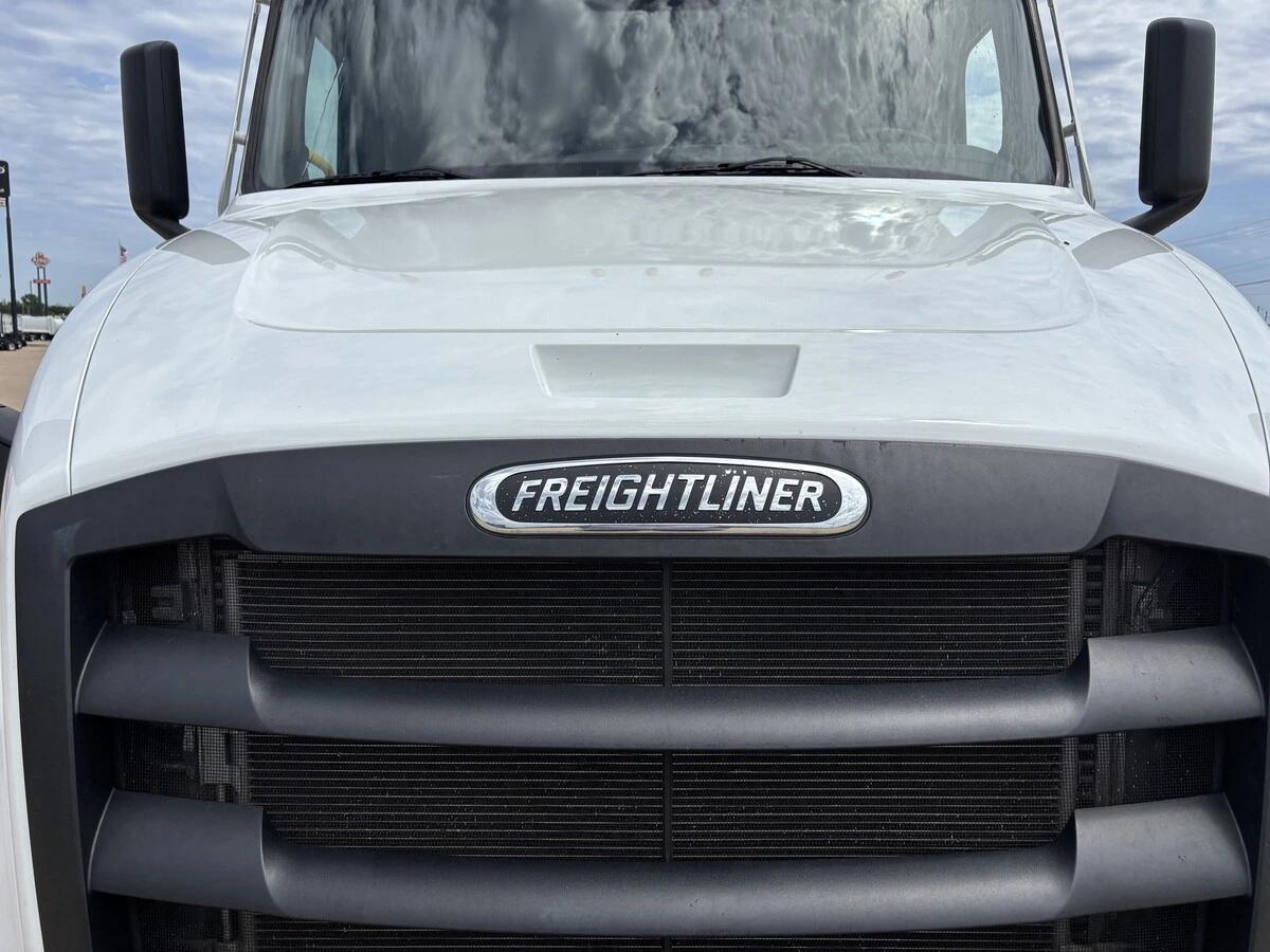 2025 Freightliner Cascadia — photo 3