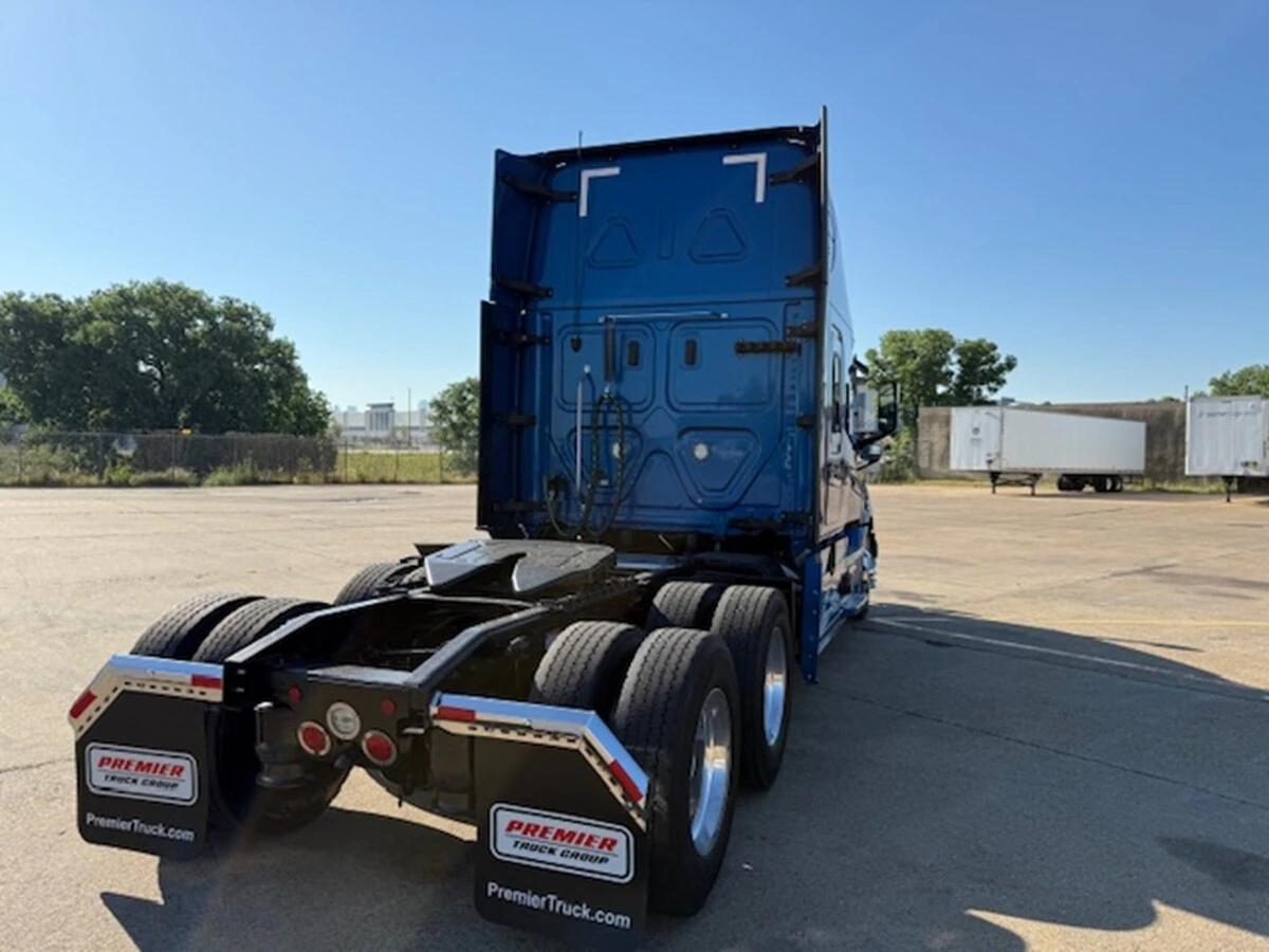 2022 Freightliner Cascadia — photo 4