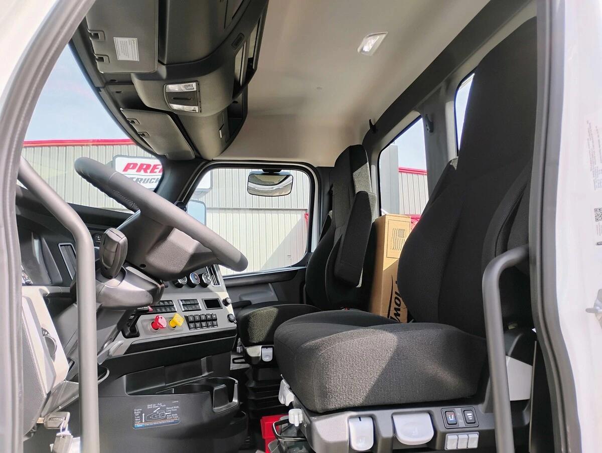 2027 Freightliner Cascadia — photo 13