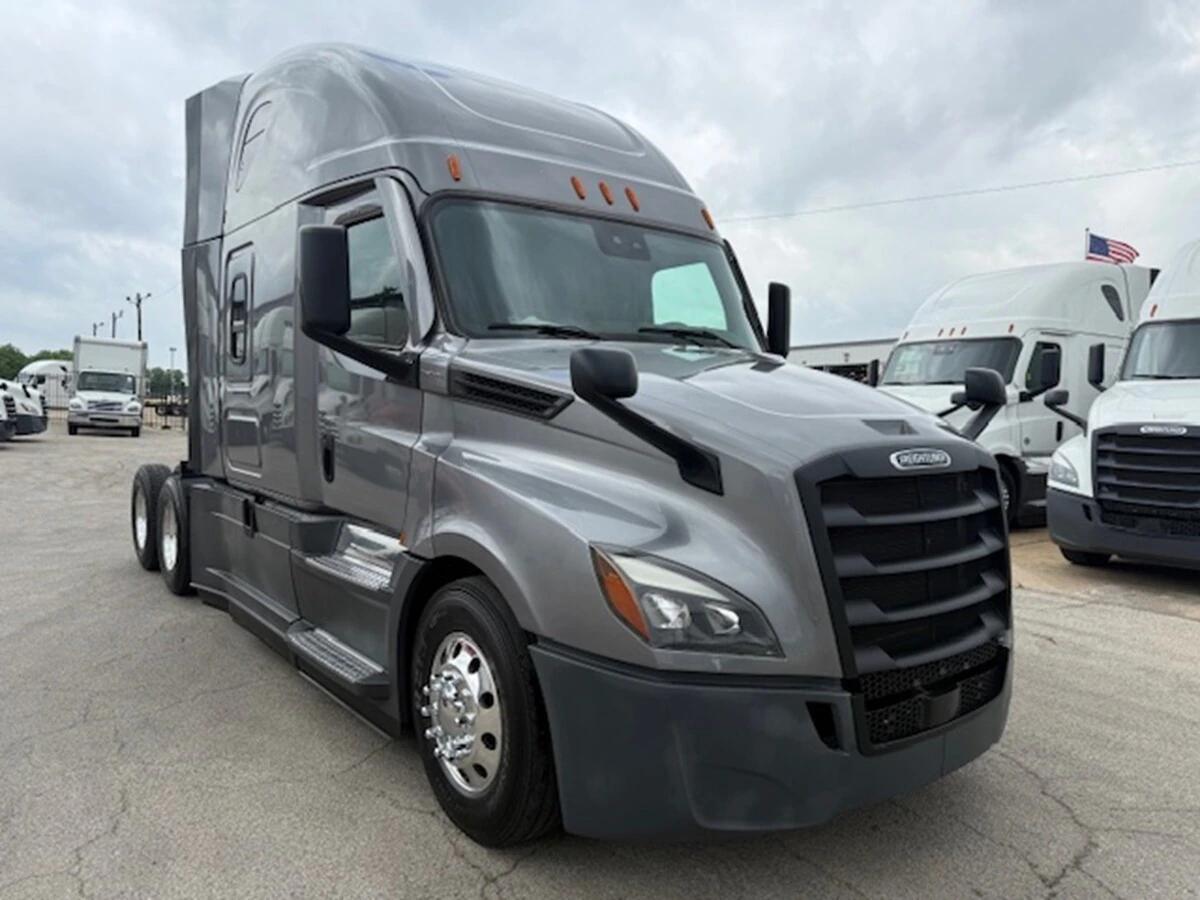 2022 Freightliner Cascadia — photo 2