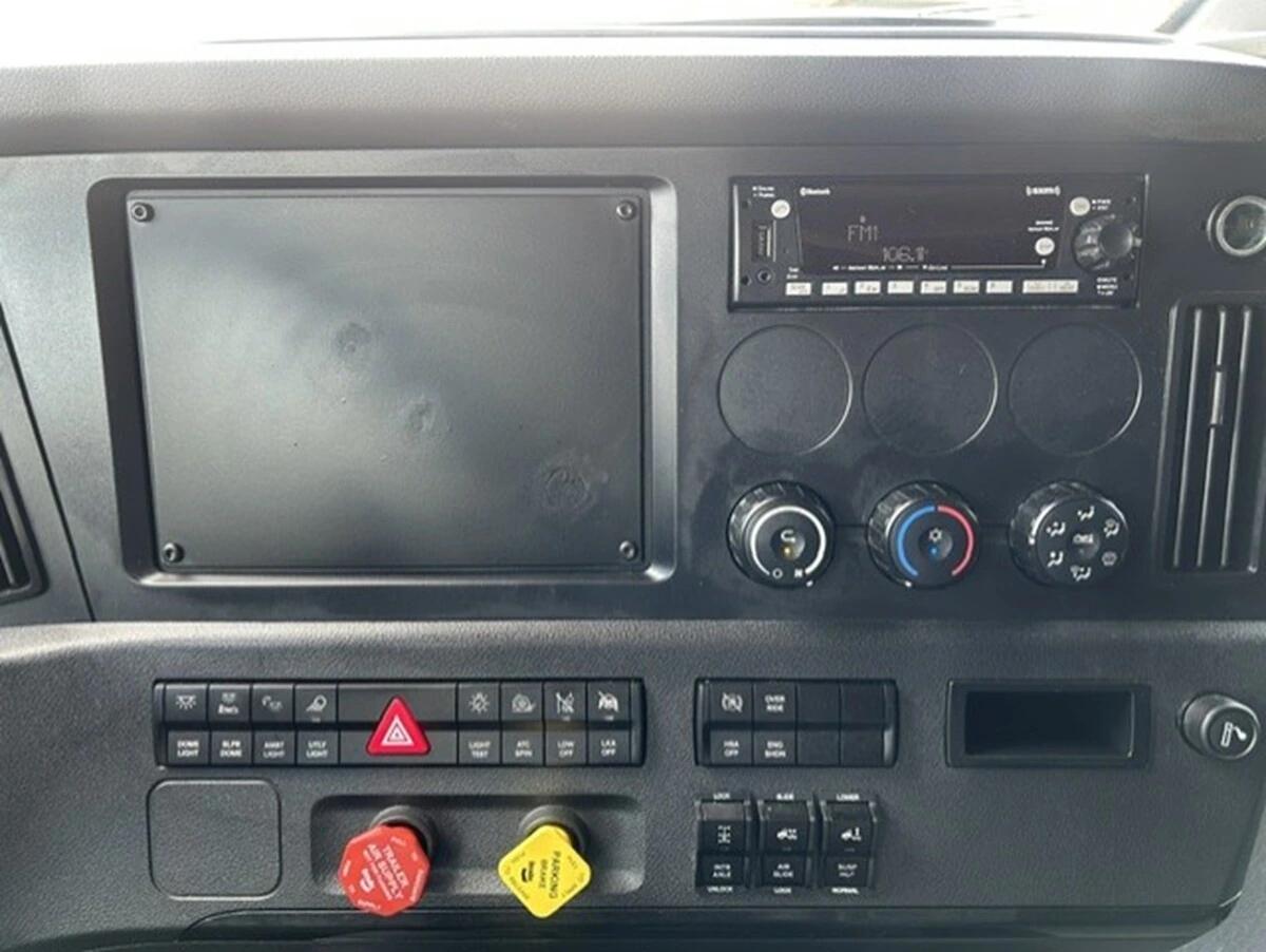 2025 Freightliner Cascadia — photo 21