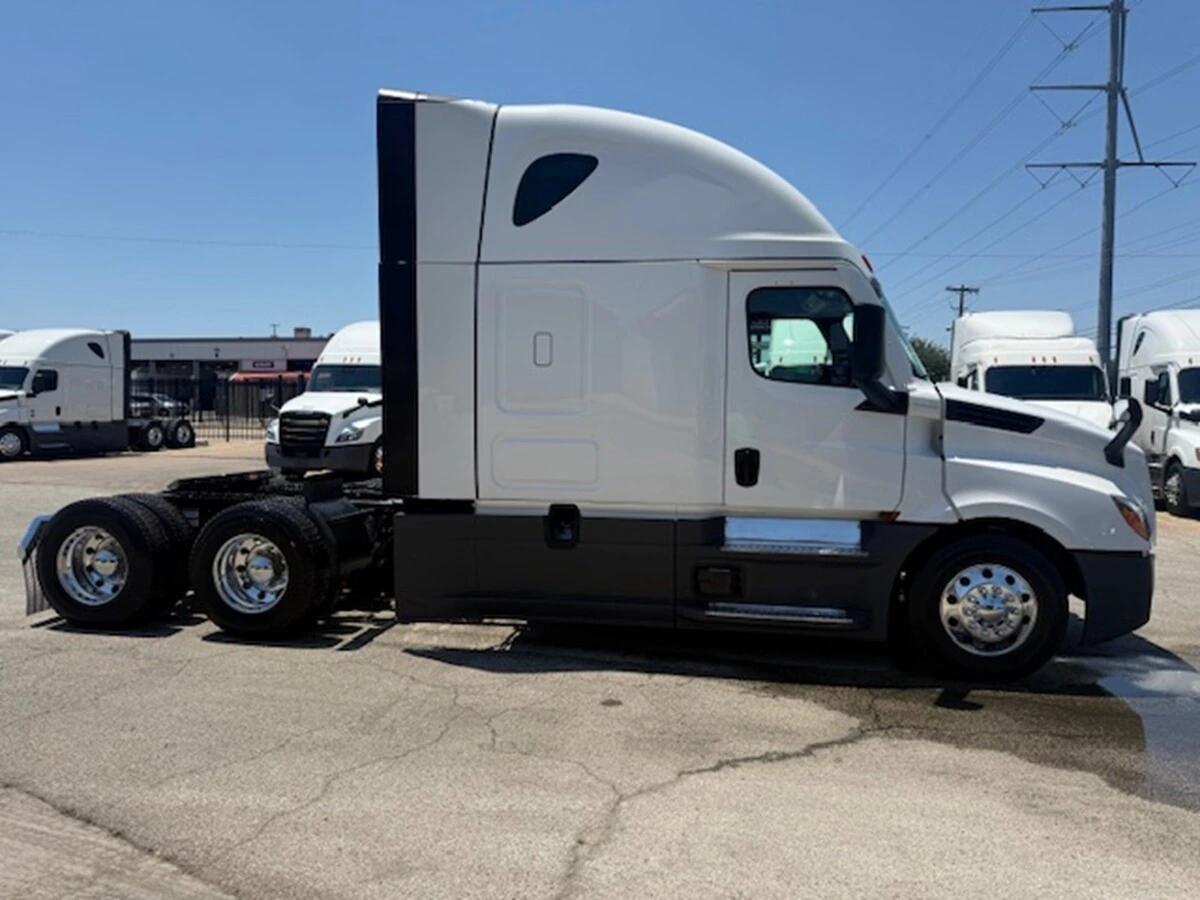 2025 Freightliner Cascadia — photo 3