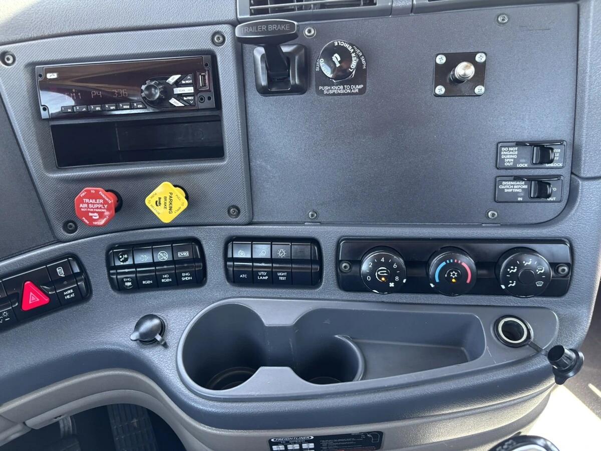 2020 Freightliner Cascadia — photo 17