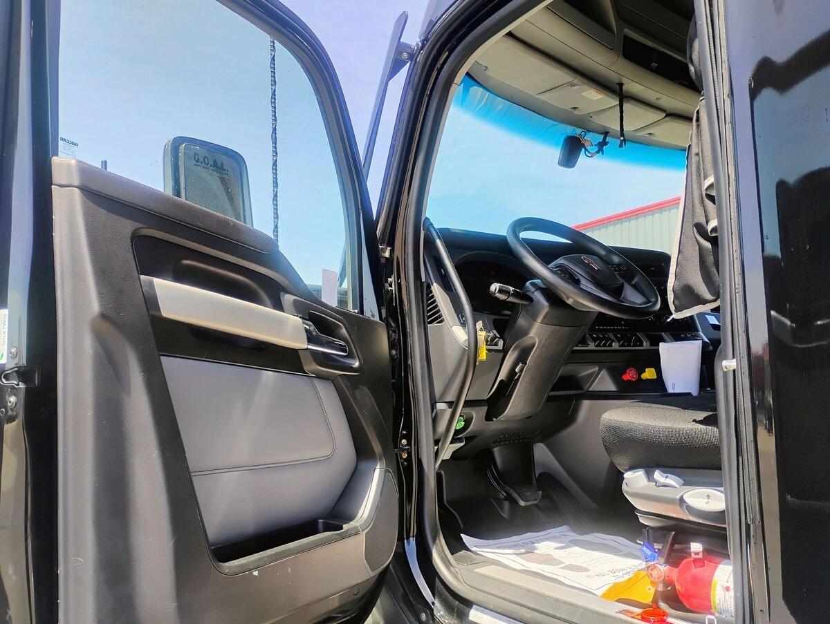 2023 Kenworth T680 — photo 12