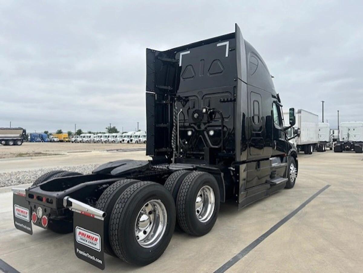 2022 Freightliner Cascadia — photo 8