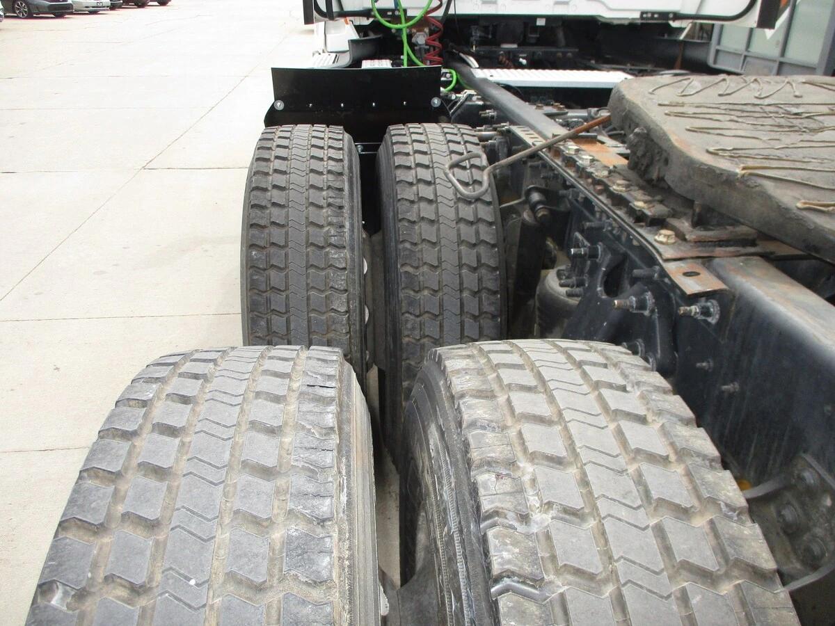 2019 International LT in Altoona, IA — photo 9