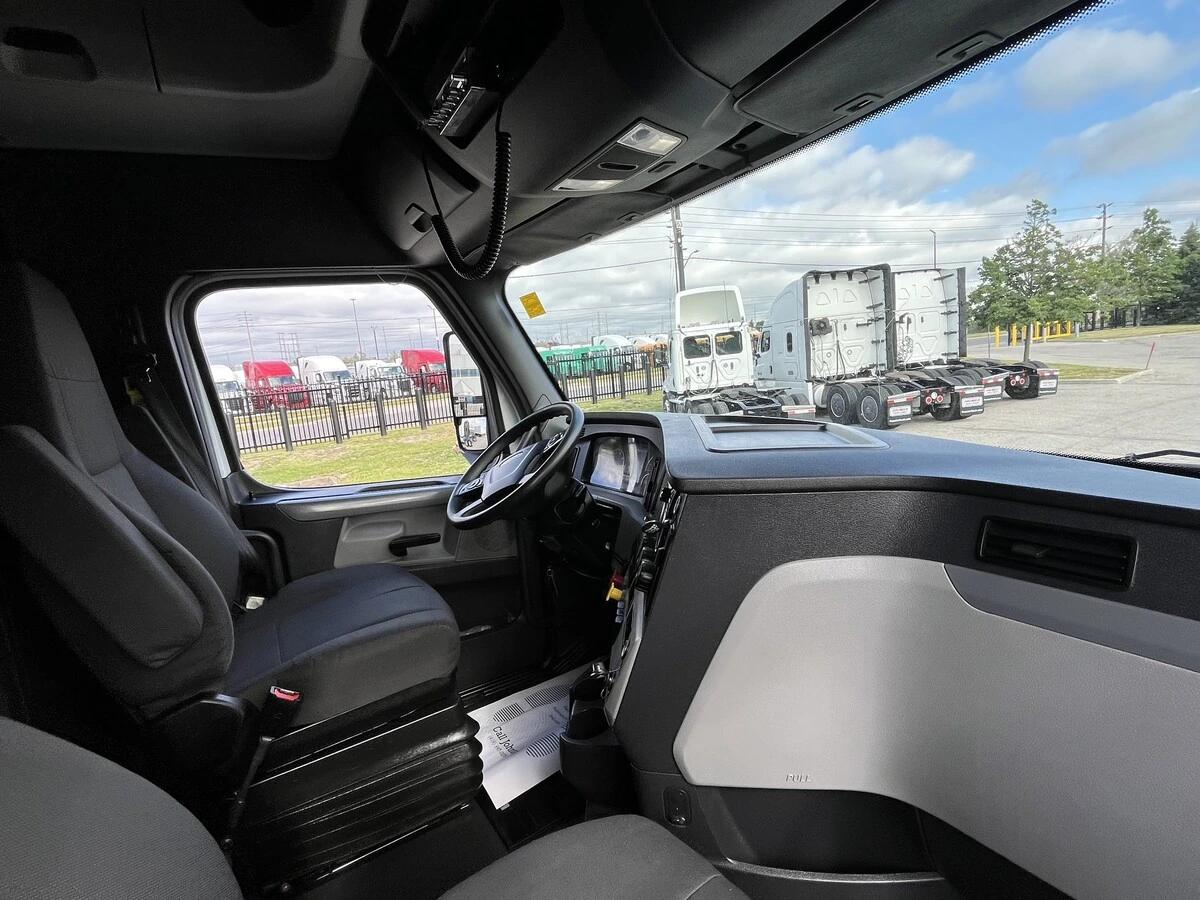 2019 Freightliner Cascadia — photo 15