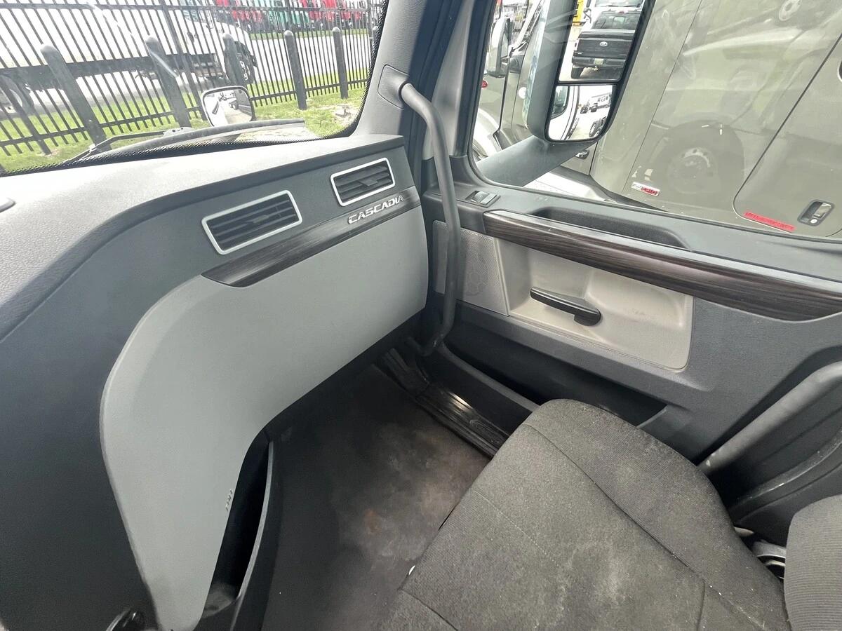 2021 Freightliner Cascadia — photo 21