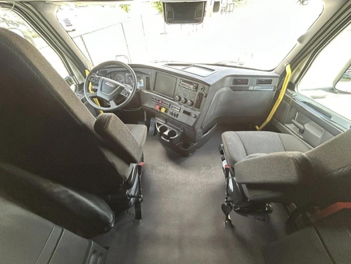 2025 Freightliner Cascadia — photo 20