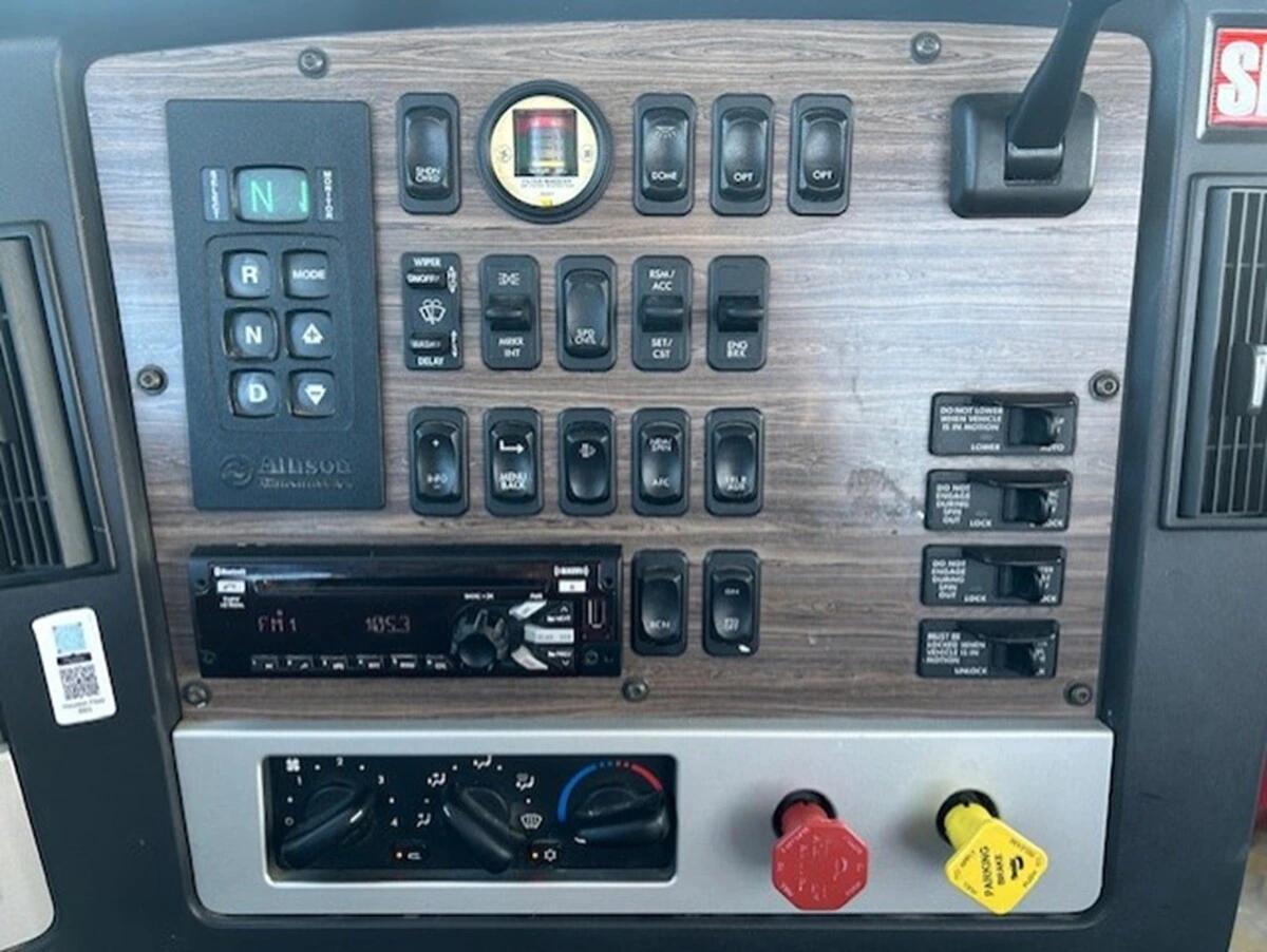2021 Freightliner 122SD in Fort Worth, TX — photo 12