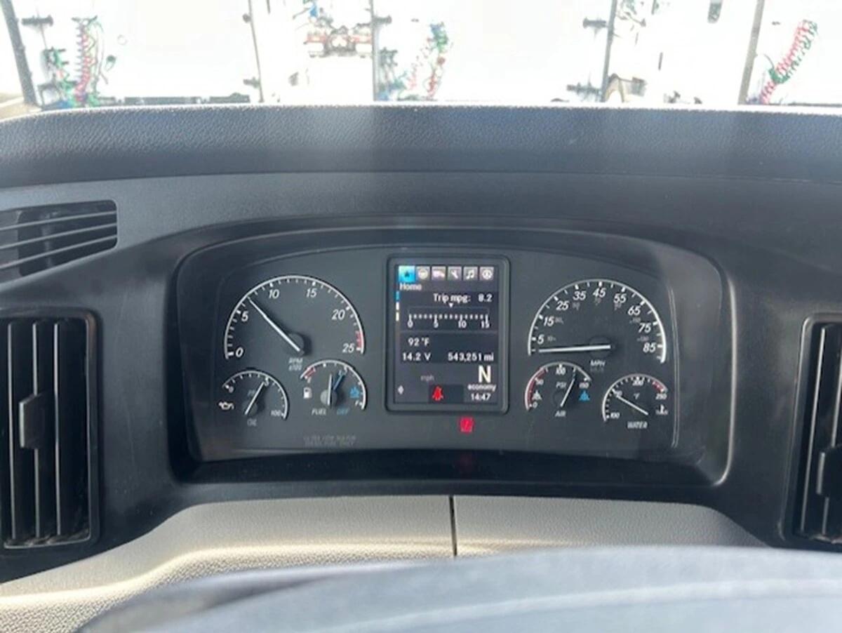 2022 Freightliner Cascadia — photo 22