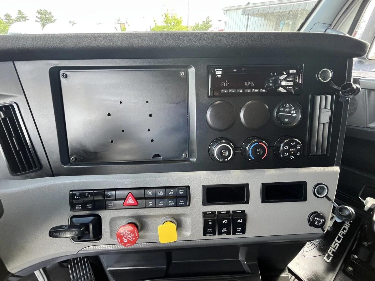 2019 Freightliner Cascadia — photo 23