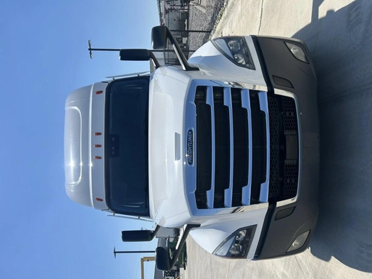 2025 Freightliner Cascadia — photo 5