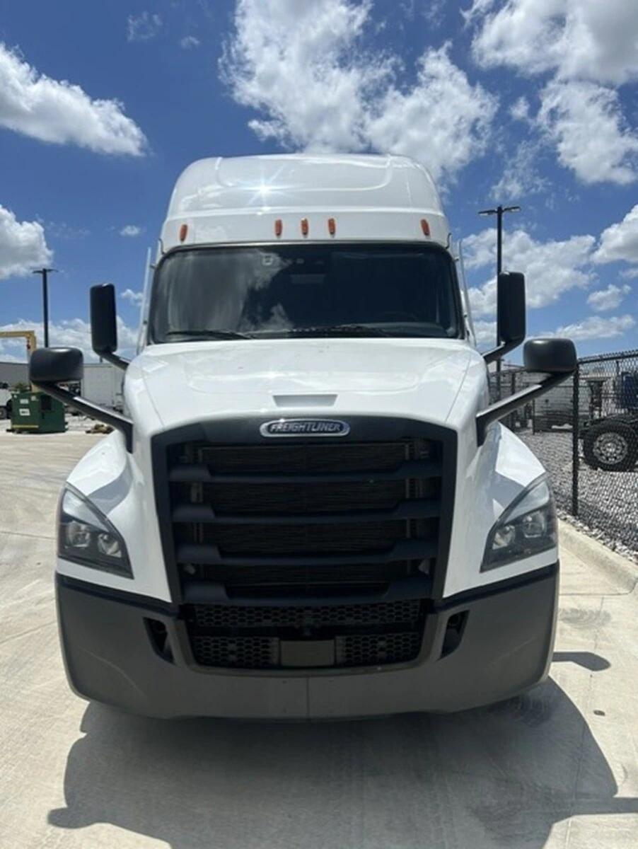 2025 Freightliner Cascadia — photo 5