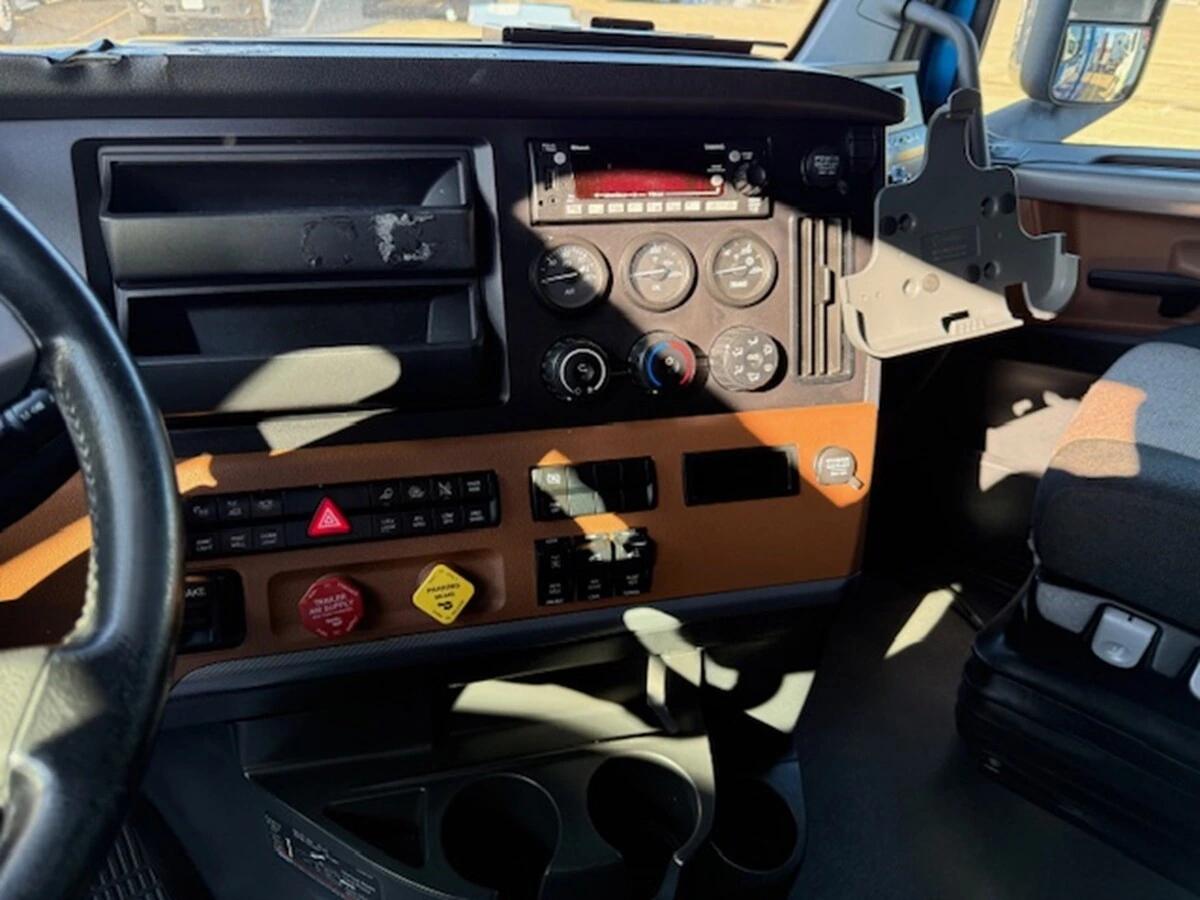 2022 Freightliner Cascadia — photo 9