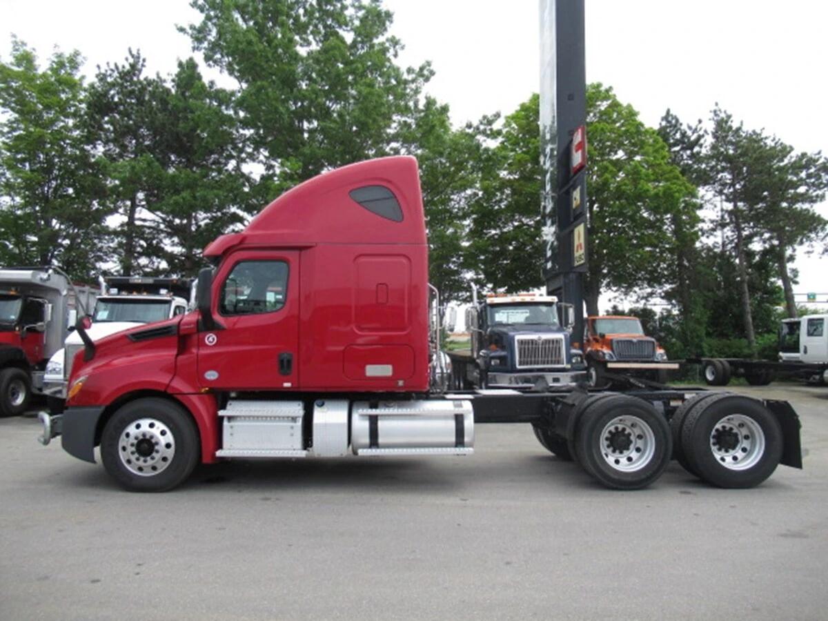 2020 Freightliner Cascadia in Flemington, NJ — photo 7