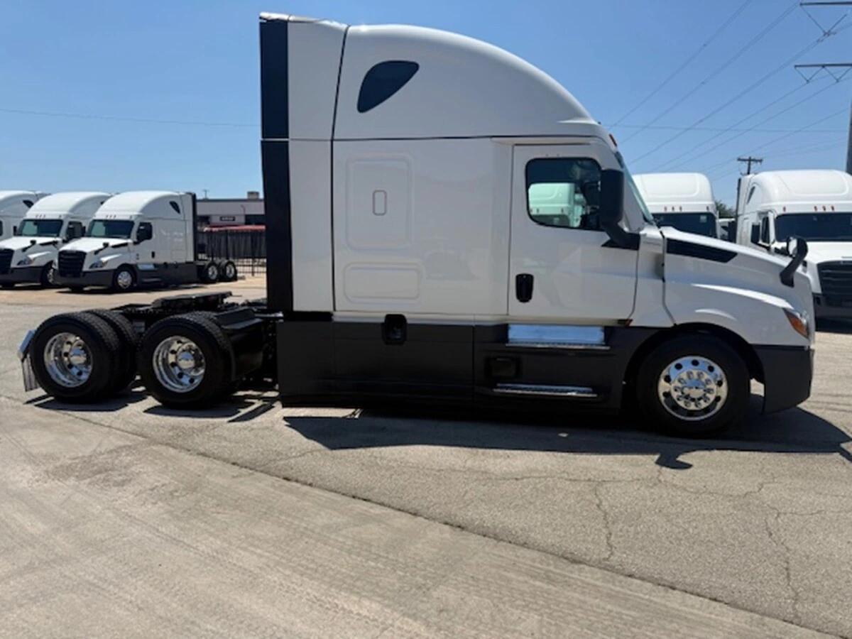 2025 Freightliner Cascadia — photo 3