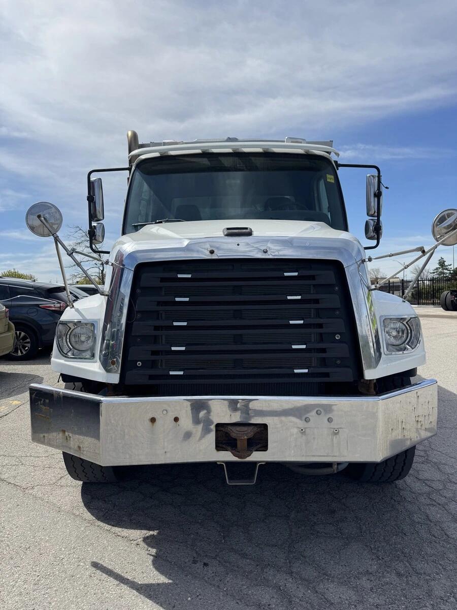 2013 Freightliner 114SD — photo 4