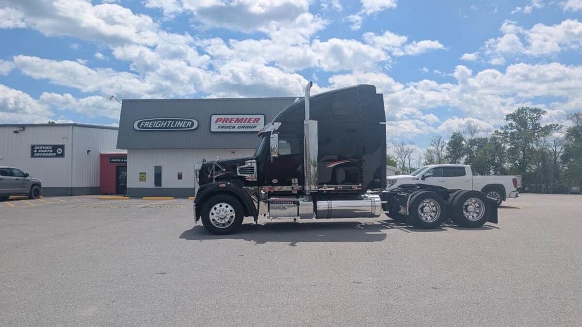 2022 Freightliner 122SD — photo 9