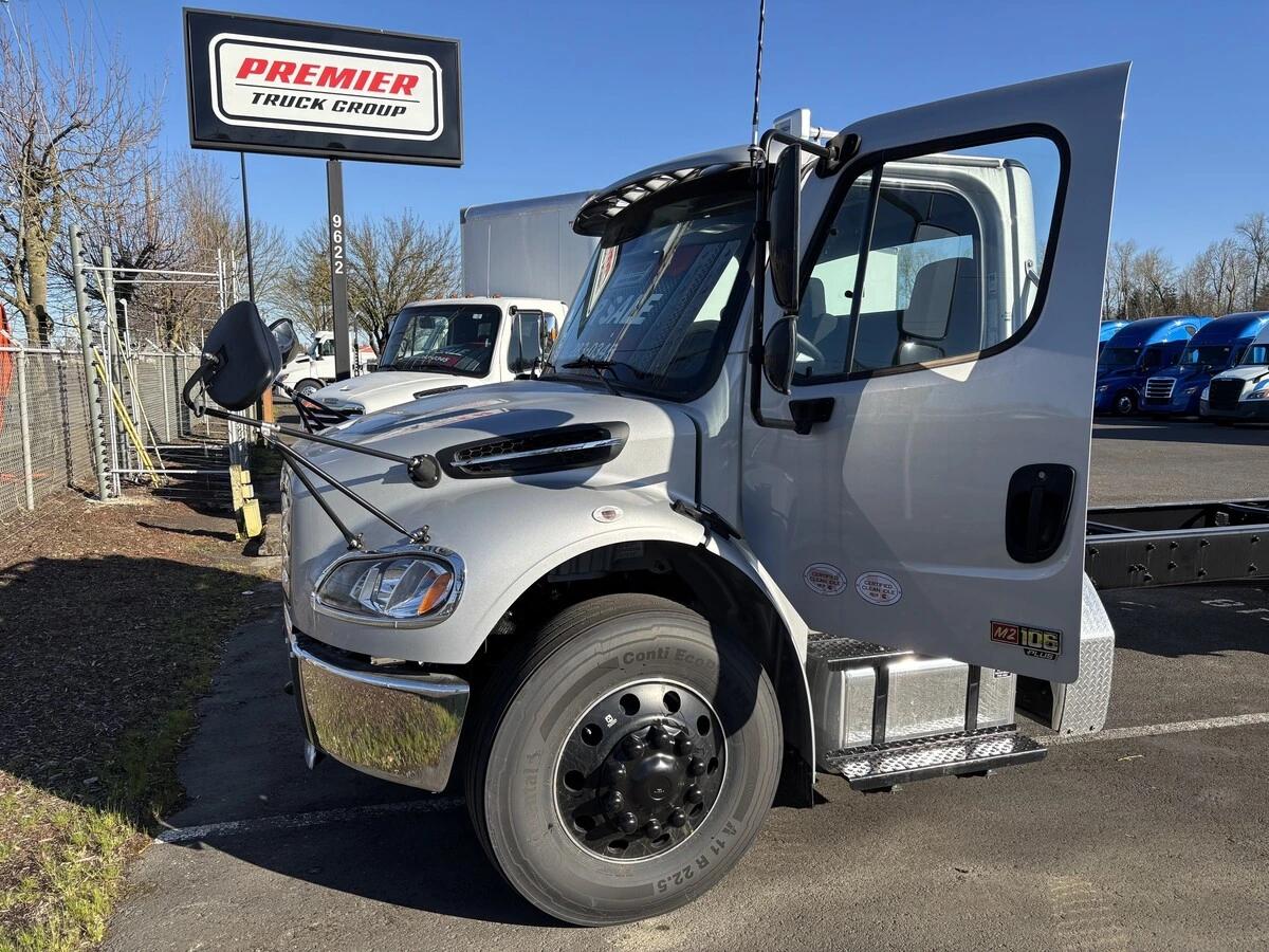 2025 Freightliner M2 106 in Portland, OR — photo 5