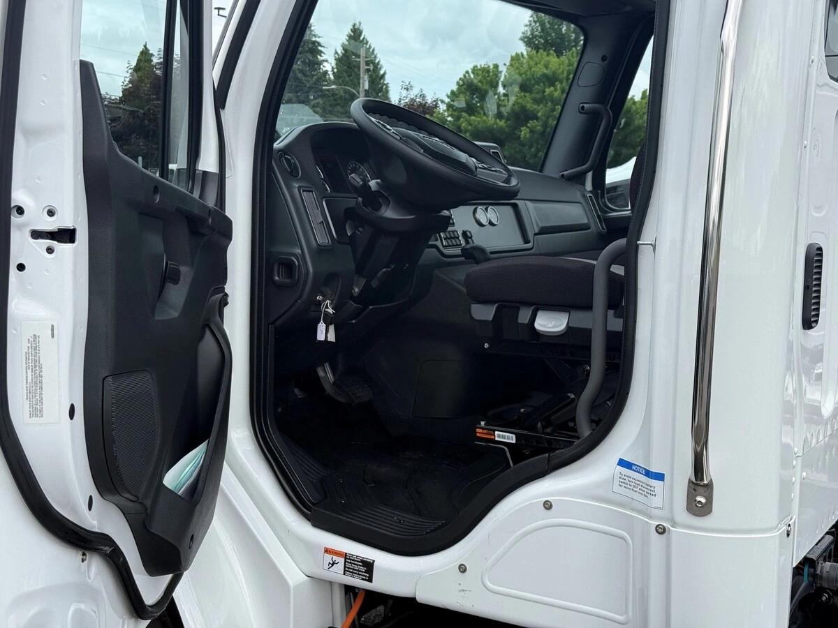 2027 Freightliner M2 106 — photo 5
