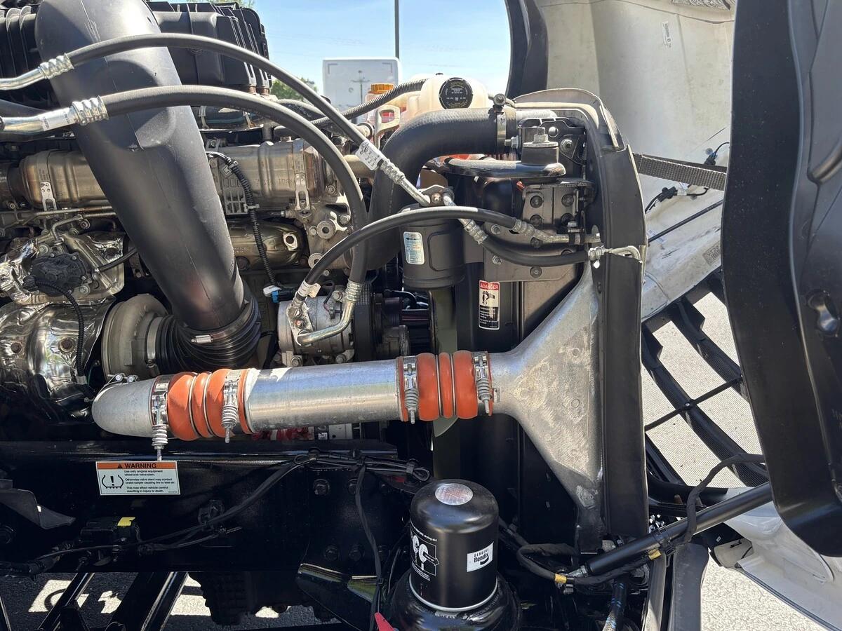 2025 Freightliner Cascadia — photo 23