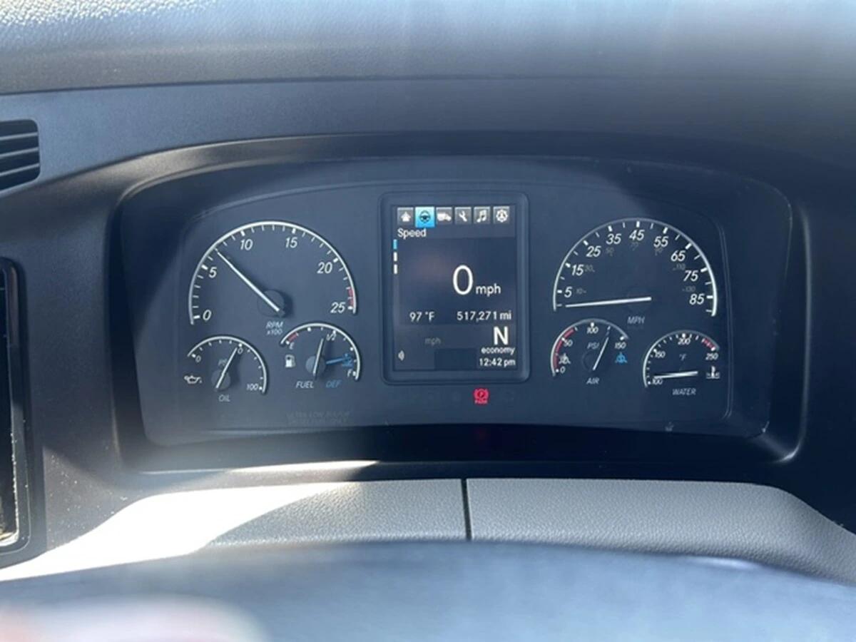 2022 Freightliner Cascadia — photo 22
