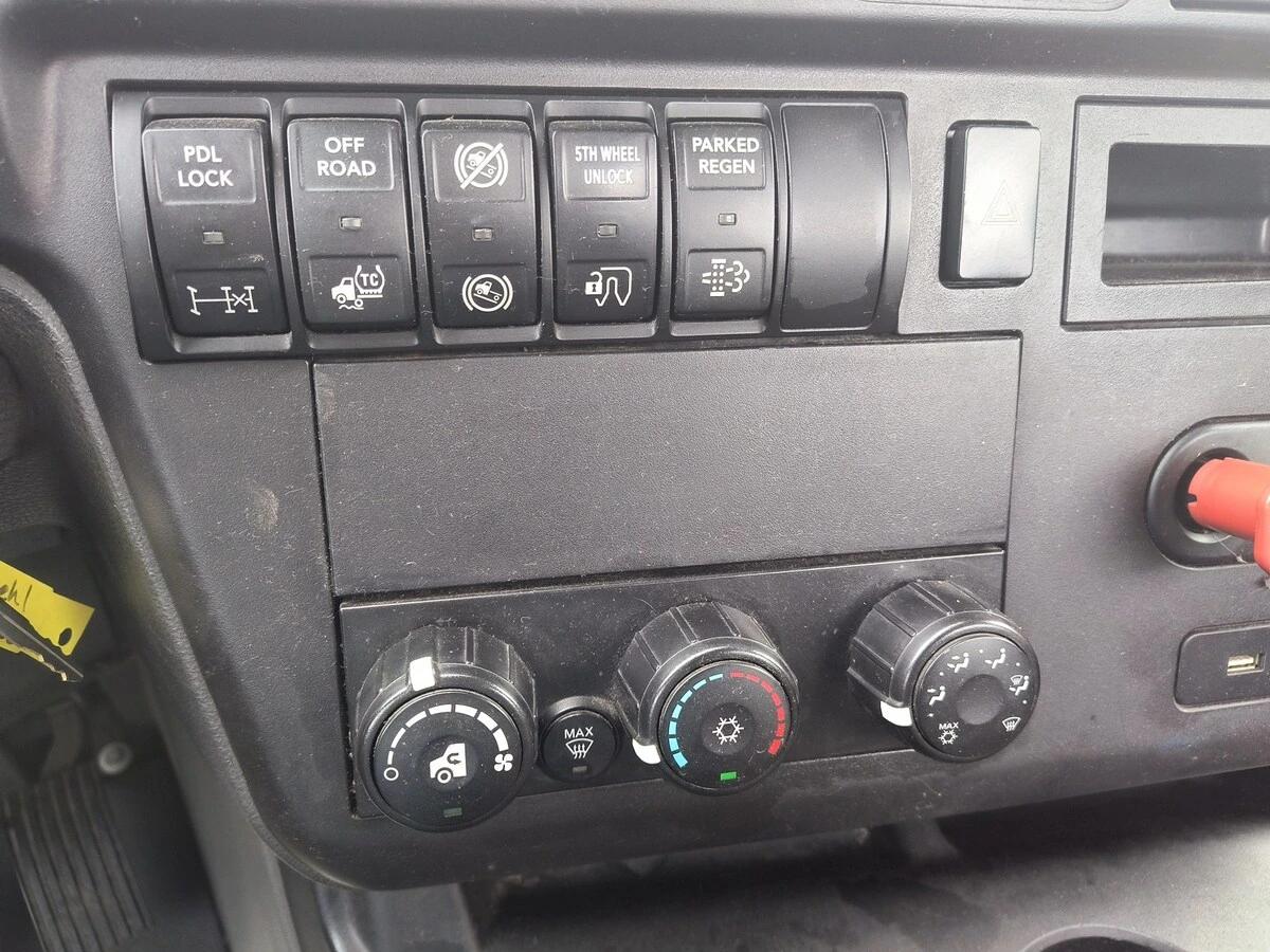 2020 International LT in Abbotsford, WI — photo 4