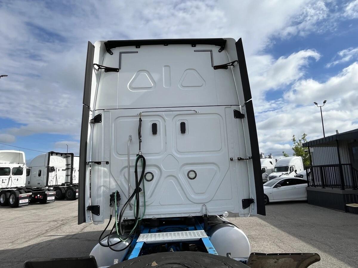 2019 Freightliner Cascadia — photo 11