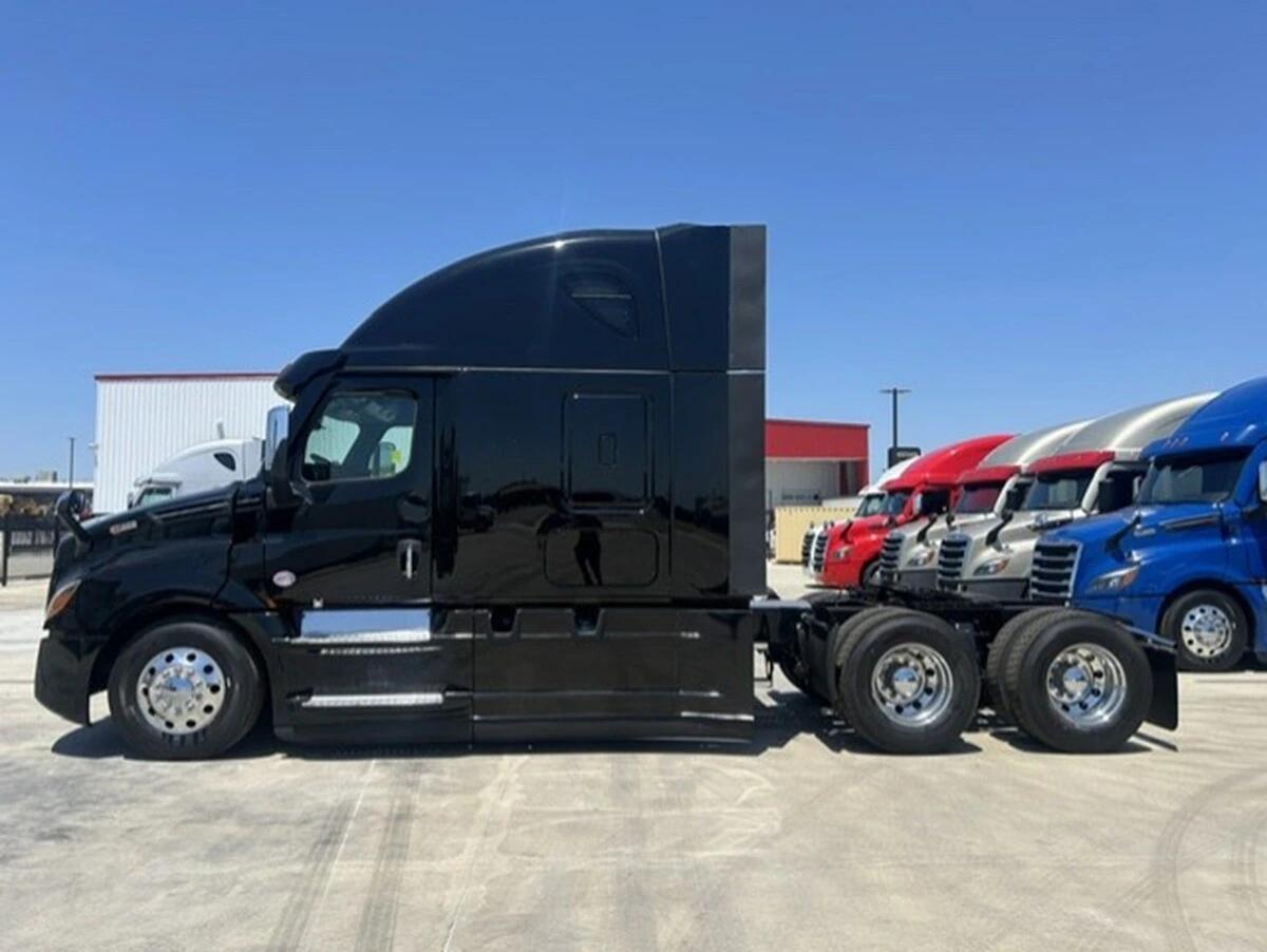 2022 Freightliner Cascadia — photo 2