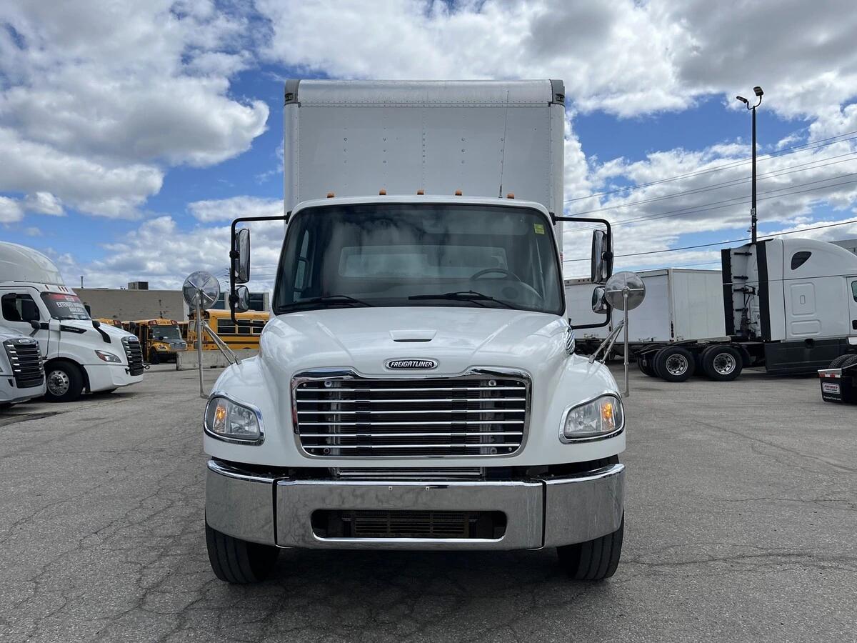 2019 Freightliner M2 106 — photo 2