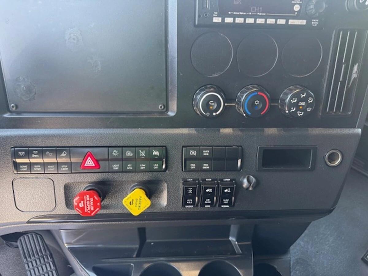2025 Freightliner Cascadia — photo 13