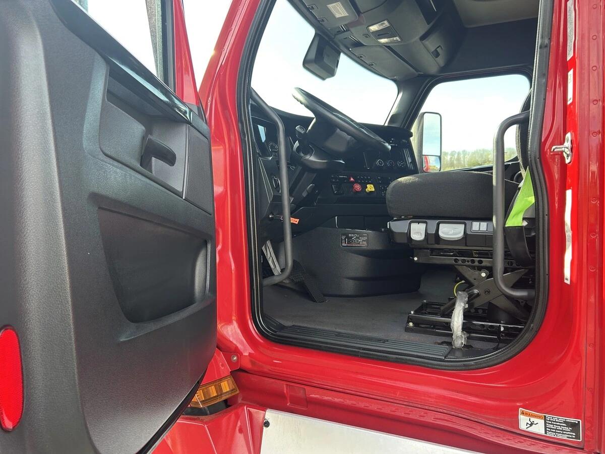 2023 Freightliner Cascadia — photo 11