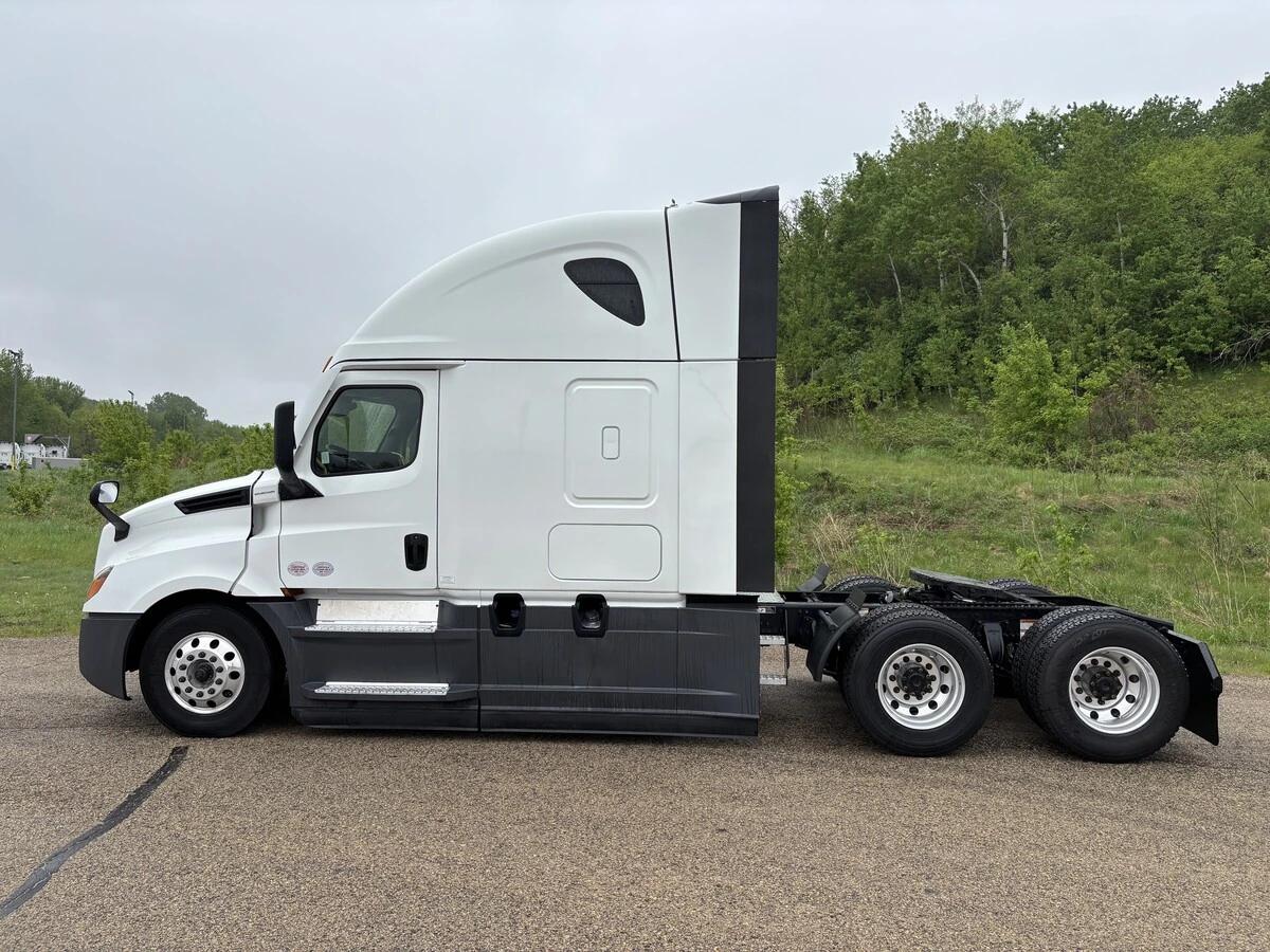 2025 Freightliner Cascadia — photo 8