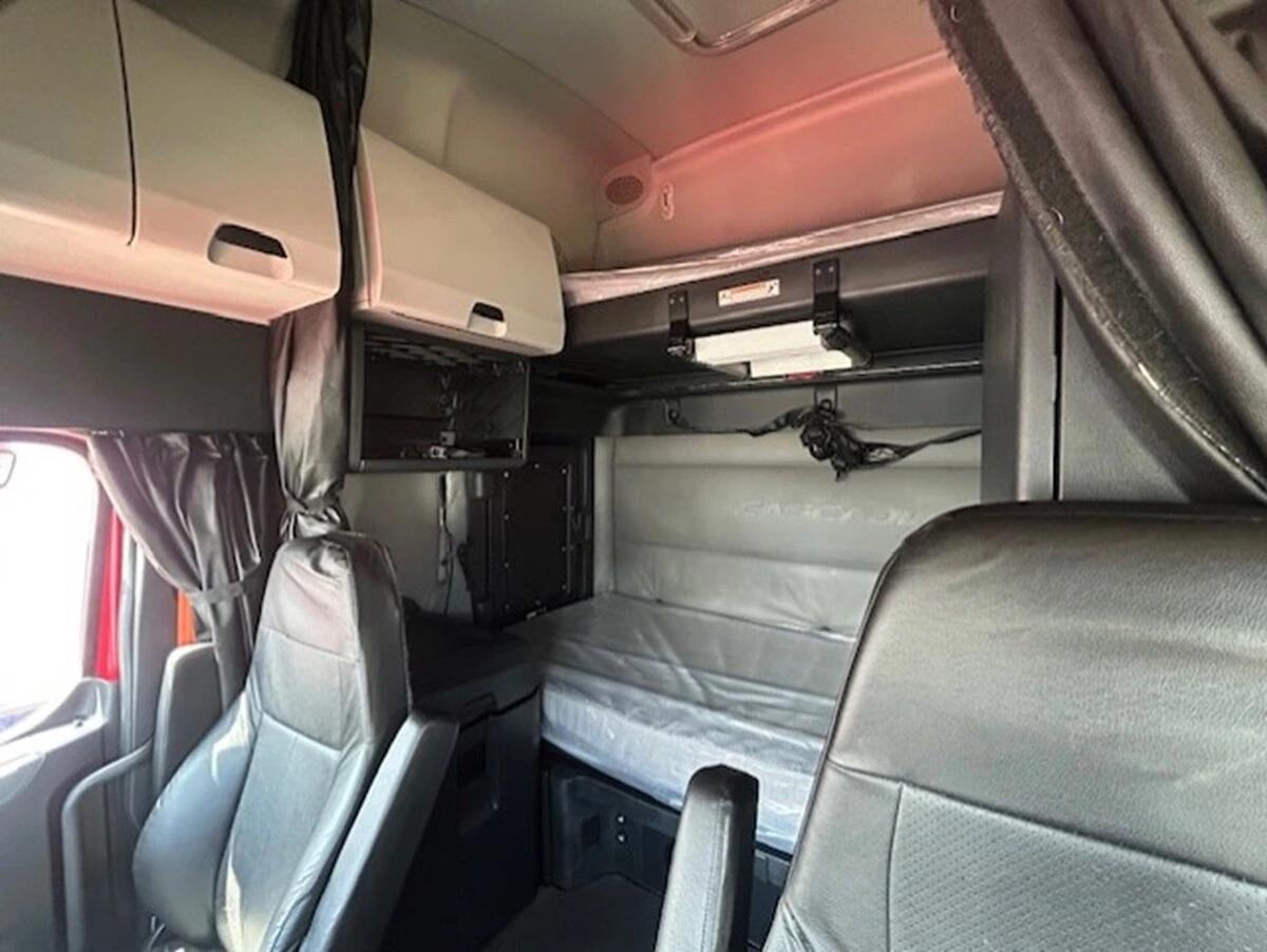 2022 Freightliner Cascadia — photo 15