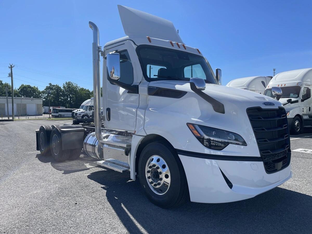 2027 Freightliner Cascadia — photo 3