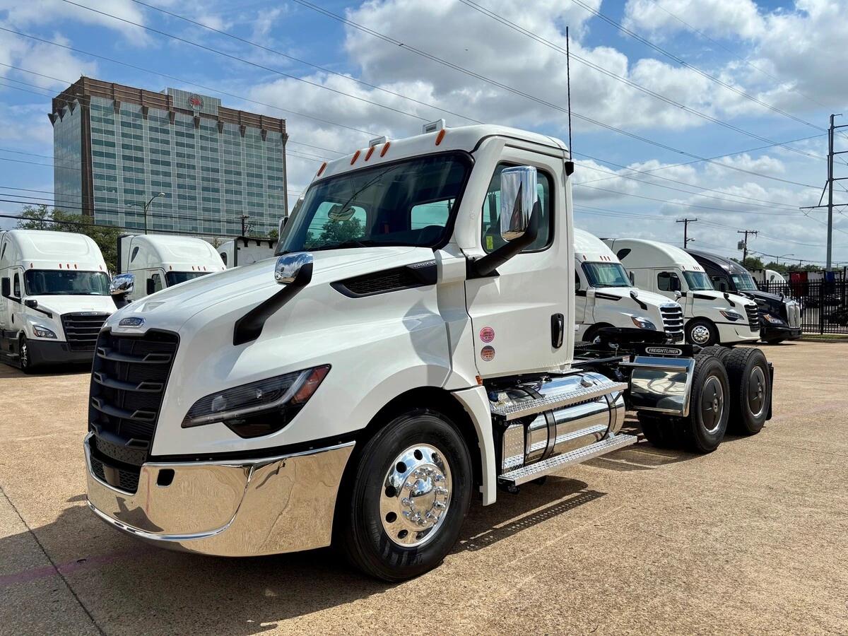 2027 Freightliner Cascadia — photo 2