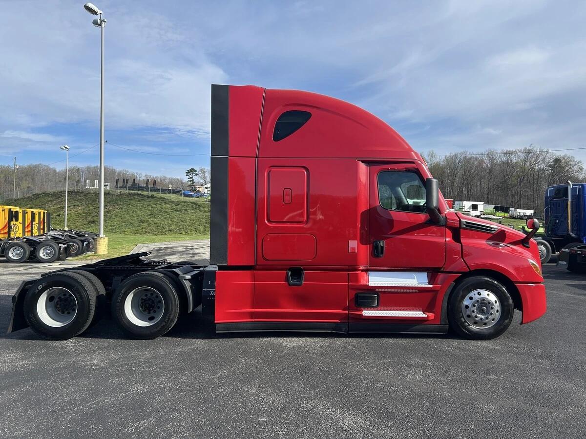 2023 Freightliner Cascadia — photo 6