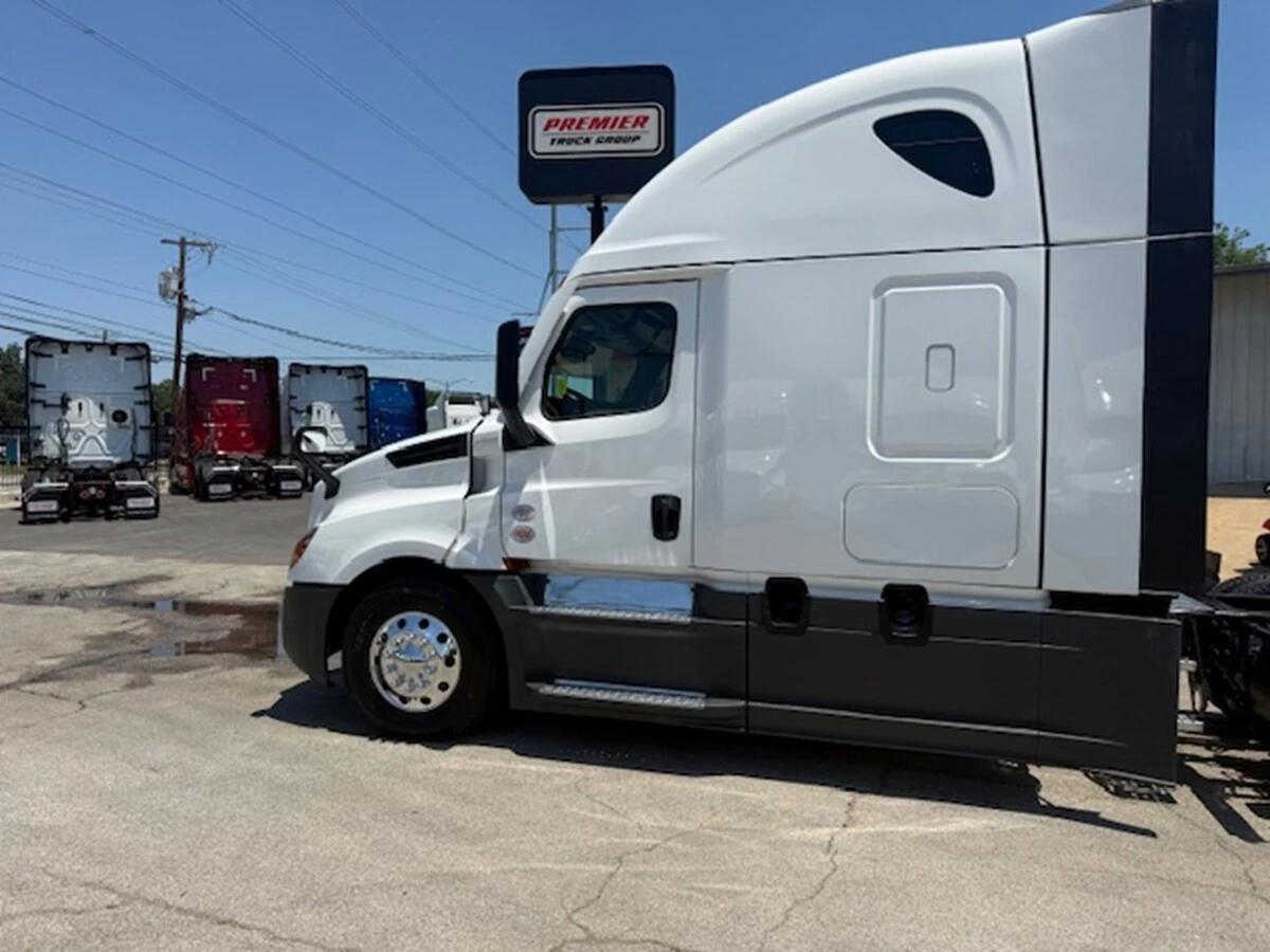 2025 Freightliner Cascadia — photo 7