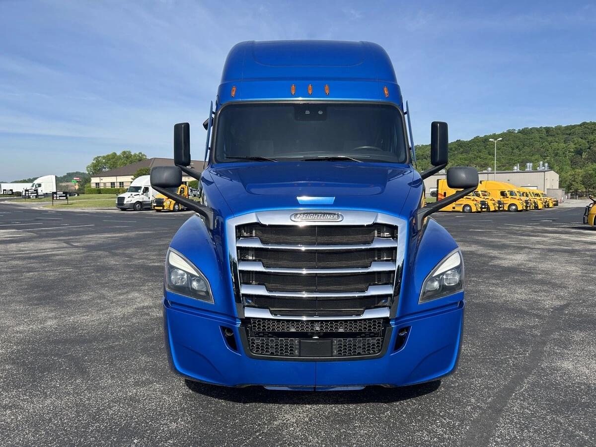 2022 Freightliner Cascadia — photo 8