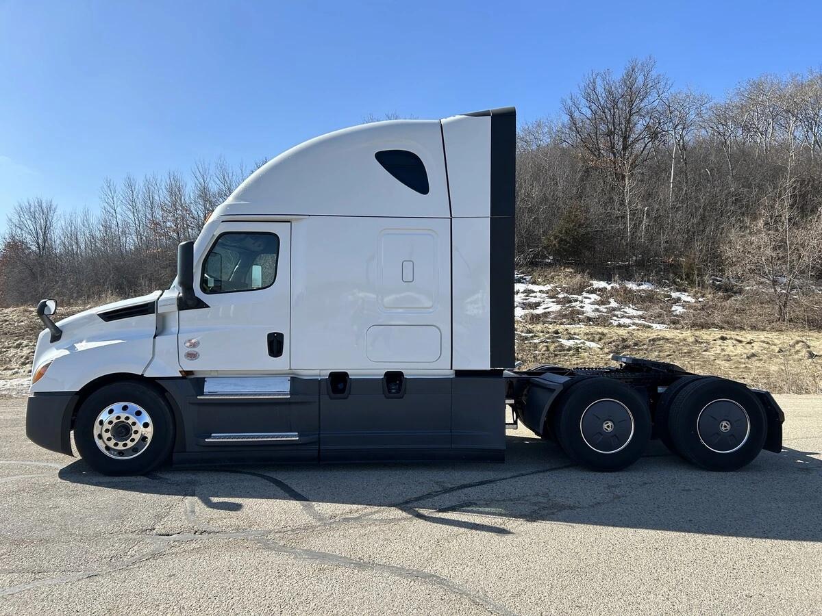 2026 Freightliner Cascadia in Roberts, WI — photo 8