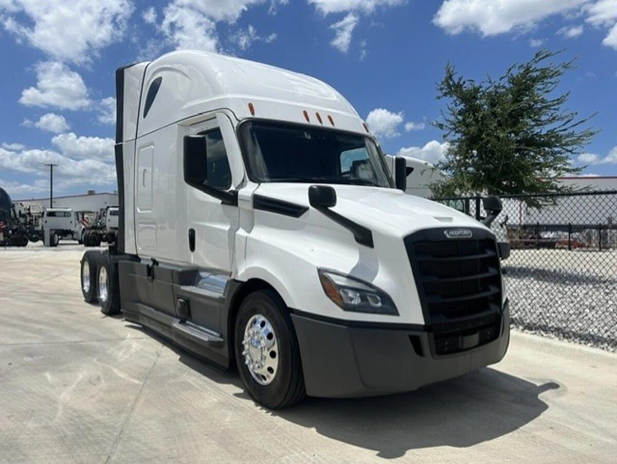 2025 Freightliner Cascadia — photo 6