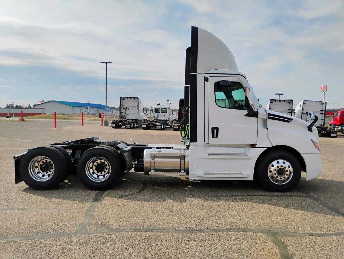 2027 Freightliner Cascadia — photo 4