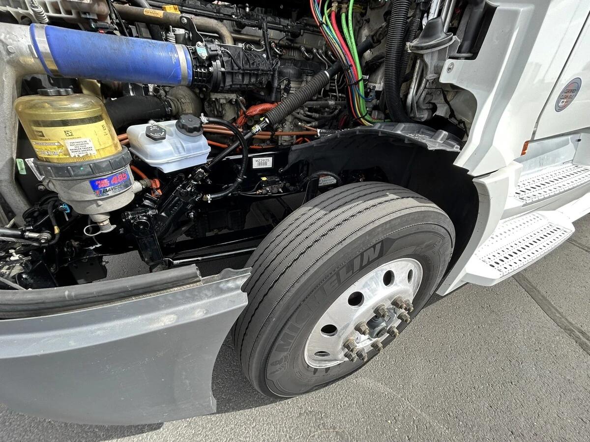 2022 Freightliner Cascadia — photo 25