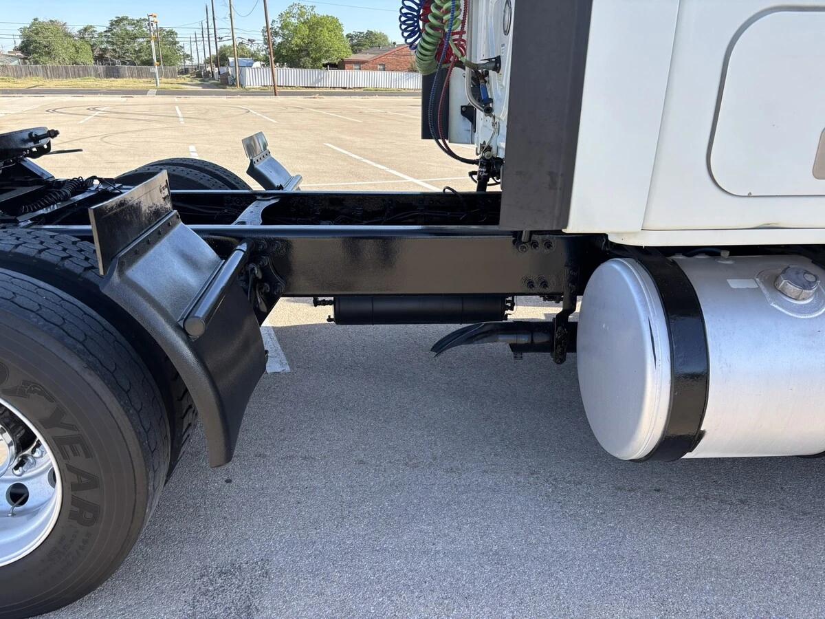 2018 Freightliner Cascadia — photo 9
