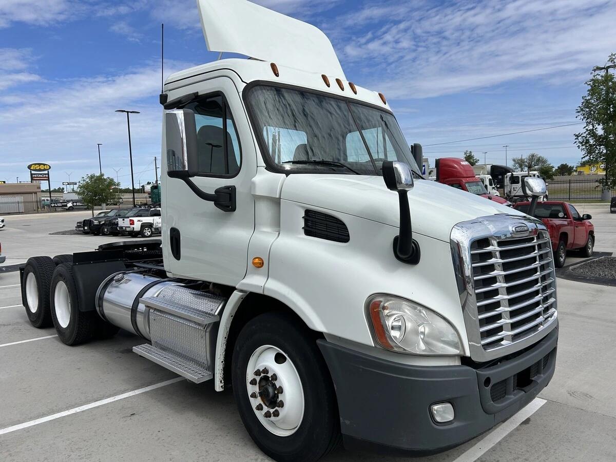 2014 Freightliner Cascadia — photo 3