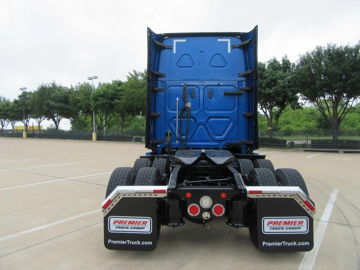2022 Freightliner Cascadia — photo 8